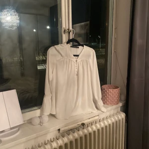 Blus - Vit blus med knappar. 