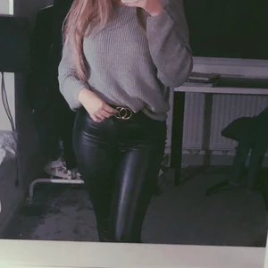 Läderimitation byxor NAKD - Svara läderimitaionsbyxor från NA-KD i storlek XS. Dessa är använda en del och har slitningar i en söm. Däremot har dessa hållt mycket längre då det e flera sömmar. Säljer därför billigt.