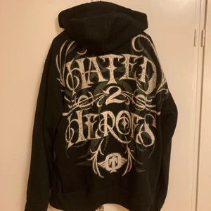 Hoodie med tryck! - Svart hoodie med coolt tryck på ryggen! Hoodien har luva. Möts i Stockholm, annars står köparen för frakt.