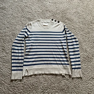 Jättefin Zadig tröja stl XS - Säljer en fin randig Zadig tröja. Köpt förra året. Använt kanske 5 gånger men den ryck tyvärr ett litet litet hål första gången jag använde den. Hålet syns knappt inte ens när du har på dig den. Nypris:ca 2500. På grund av hålet säljer jag för 600kr. Priset kan eventuellt diskuteras. Frakt igår som vanligt inte.