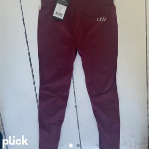 Träningstights - HELT NYA! Toppenkvalite, sköna och sitter så fint på. Väldigt stretchiga. Säljer då jag har två likadana 700kr nypris. Strl m men passar även s