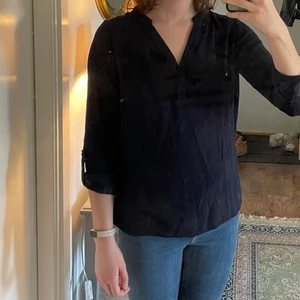 Vero Moda Blus - Mörkblå blus, lös passform, fina detaljer på ryggen. 