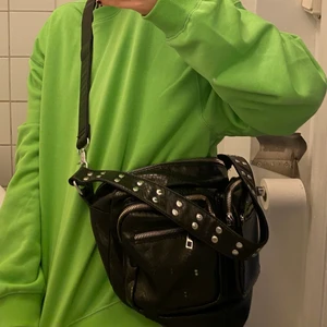 Axelremsväska med nitar - supercool axelremsväska med justerbara/avtagbar rem. du kan alltså välja om du vill ta av den längre remmen!! knappt använd så i super skick🥰🥰