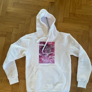 The cool elephant hoodie - Säljer min the cool elephant hoodie med trycket Flowergirl 💞 Säljer denna pga råkade köpa två! aldrig använd 😇 Skriv privat om du har några frågor :) Priset kan diskuteras