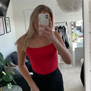 Röd body - Härlig röd body i ribbat tyg❤️‍🔥 så fin!!