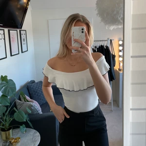 Off shoulder topp - Stilren body med offshoulder. Denna är väldigt smidig då toppen har som ärmar under volangen vilket gör att den inte åker ned🤩