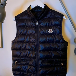 Moncler gui väst - Moncler gui väst, Con:9/10( inga hål eller liknande) Size:2(S-M