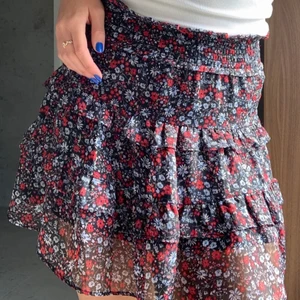 Röd kiol - slutsåld blommig kiol, knappt använd, säljer då den är för stor.💞