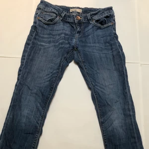 Lindex jeans⚡️💓 Lowwaist  - Slutsålda lowwaisted Lindex jeans i strl 40😘Barn storlek så de är ganska små💓Aldrig använda då jag köpte de på nätet så de passade inte riktigt mig! Nypris 400 men jag säljer de för 200 + frakt❤️⚡️😘💓