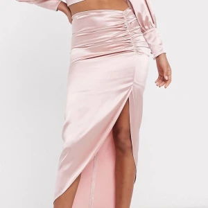 Kjol från ASOS  - Garderobsrensning 🎀 Storlek 40  Endast testad   Kan mötas upp i Skåne  Köparen står för frakten