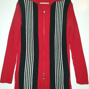 Stickat tröja  - Fin stickat dragkedja tröja lite skadad titta bilden från djur och rökfritt hem pris +frakt 