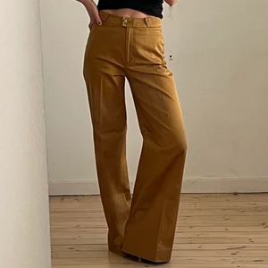 Byxor från Acne Studios - Från Acne Studios. Stolek 34. Köparen betalar för frakten. 