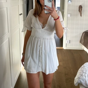 Sommarklänning - Fin sommarklänning från NA-KD. Storlek 36. Den är något genomskinlig dock så en underkjol behövs!! Endast använd två gånger! Kontakta mig om du är intresserad eller har några frågor 💕 (mina bilder!) 