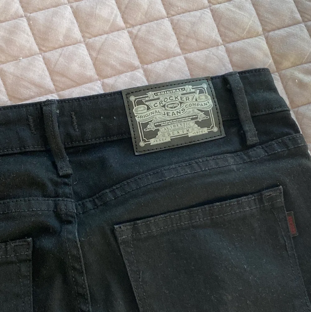 Otvättade svart skinny jeans, aldrig använt. Jag fick den som present men tyvärr så är den för liten för mig. Tveka inte på att höra av dig vid frågor eller för flera bilder.😊. Jeans & Byxor.