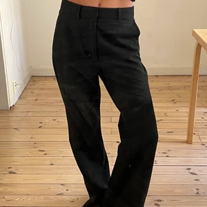 Kostymbyxor Hope - Från Hope. Stolek 36-38, lite slita längst ner. Går enkelt att sy bort. Köparen betalar för frakten. 