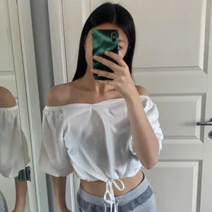 Topp - Superfin topp. Säljer då den inte kommer till användning. Kan mötas i Stockholm annars står köparen för frakt 