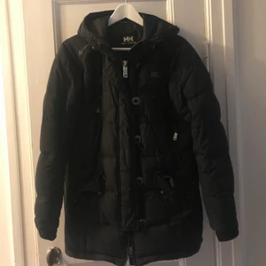 Helly Hansen dunjacka, S - 🌹 Svart jättesnygg dunjacka från Helly Hansen! Begagnad men fint skick! Storlek: S . Obs endast bud! Utrop 95 kr. Kan hämtas i malmö, annars står köpare för frakt (skicka lätt 66kr) 🌹