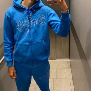 Dress - Dripy dress /Storlek:M passar även folk som har storlek S, passar både killar pch tjejer.Har haft den i 2 månader men jag vill sälja den vidare pgv behov för pengar.Jag står för frakt. 500kr vid snabb affär