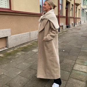 Lång lurvig kappa - Frakt tillkommer. (Jag är 1.63 lång) 