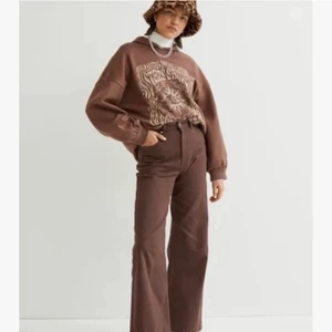  jeans - Bruna jeans i nyskick, säljer för att jag behöver ränsa jeans, har inget att klaga på, jättefina (bra rabatt vid köp av flera plagg samtidigt, hör av er i chatten!)