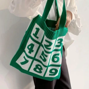 Grön tyg väska  - ‼️‼️🦋 lagt ut MASSA nytt så in och checka min sida🦋‼️‼️ 📦Fraktar med spårbar frakt för 66 kr, får plats med många plagg i samma paket så frakten blir samma oavsett om du köper 1 plagg eller 5📦 ❇️den 12 mars doneras ALLT till välgörenhet så passa på❇️