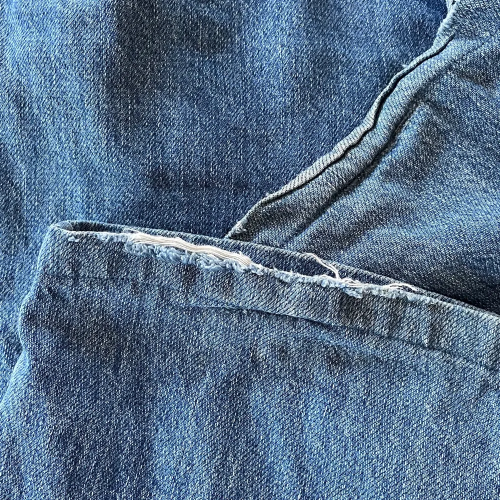 Superfina wide leg jeans från Stradivarius i storlek 32. Uppsydda men lite lite för långa för mig som är 158. Dom har en liten slitning längst ner i benet men inget som syns jätte mycket. Köpta för 400kr :). Jeans & Byxor.