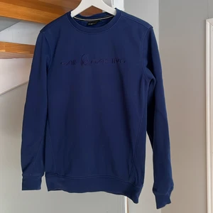 SAIL RACING Mörk Blå Sweatshirt Srl S  - Hyfsat ny Tröja från SAIL Racing i ett mysigt material samt bra passform för Srl S. Bra skick och plagget har sällan används. 