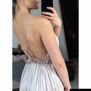 Långklänning  - Super fin långklänning med öppen rygg . Aldrig använd. 