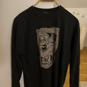 Collegetröja  - Säljer en svart collegetröja med Frankenstein tryck på från Brandy Melville. Är relativt ny och använd ca 1 gång, mycket bra skick. 