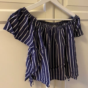 Superfin blus - Mörkblå/vit randig plus från hm, använd fåtal gånger 