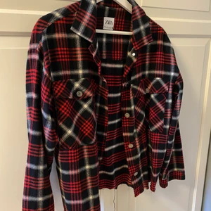 Tjockare skjorta  - Aldrig använd, knappar på framsida 