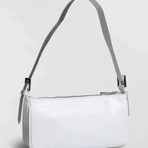 Handväska med ormskinns mönster  - Fin handväska från Ginatricot