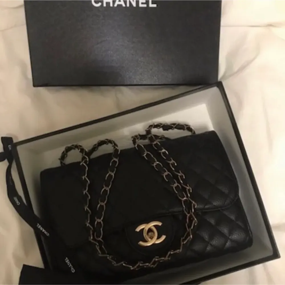 A-kopia av Chanel väska! Inga skador eller slitningar alltså väldigt bra skick! . Väskor.