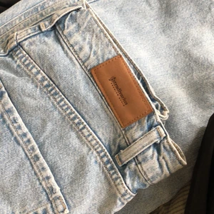 Stradivarius omlott jeans  - Säljer dessa asballa jeans som går omlott i midjan o skapar fin form, tyvärr försmå för mig:/  (färgen ser ni bäst på mittenbilden)