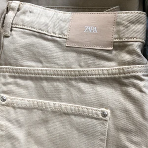 Zara full length - Helt nya sandfärgade jeans i full length fån zara! Använder aldrig och har inte den formen jag vill ha så säljer vidare.