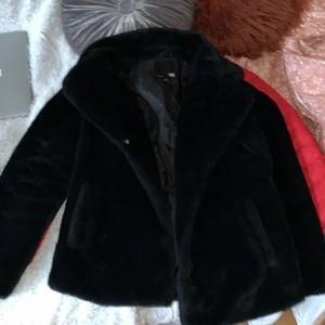 Svart pälsjacka  - Svart mjuk pälsjacka, skulle säga att den är något större i storleken. 