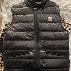 Moncler Gui  - Säljer en moncler gui väst i mycket bra skick, då jag köpt ny vårjacka. Är en storlek 1 vilket motsvarar S. Är 1,75 och sitter bra på mig. Kvitto finns