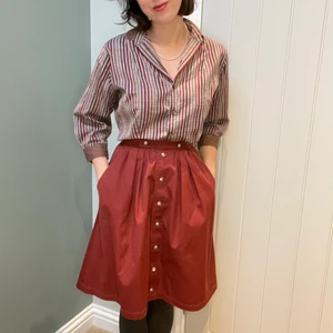 80-tal kjol - 80-tal röd kjol. Mycket fint skick! Midjan är 63.5cm.