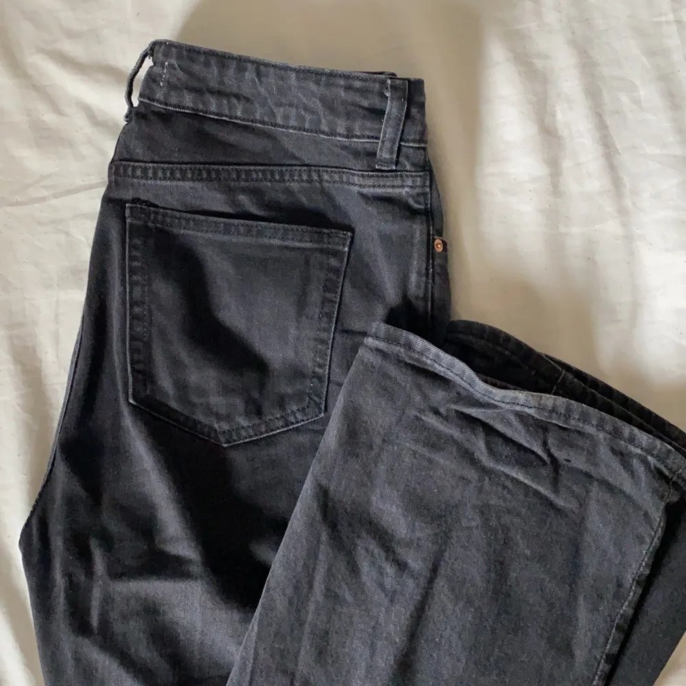 Svarta raka jeans från hm, säljer då jag köpte en allderles för storlek för mig (är vanligtvis 36/38) men de satt bra i affären och sedan töjde sig. Har dock använt dem ändå och funkar för mindre storlekar om man ha en lite oversize fit. De är i bra skick. Frakt är inräknat i priset!. Jeans & Byxor.