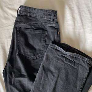 Svarta raka jeans från hm, säljer då jag köpte en allderles för storlek för mig (är vanligtvis 36/38) men de satt bra i affären och sedan töjde sig. Har dock använt dem ändå och funkar för mindre storlekar om man ha en lite oversize fit. De är i bra skick. Frakt är inräknat i priset!