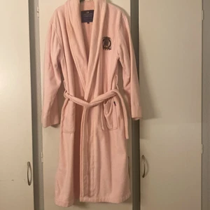 Lexington morgonrock rosa - Säljer min morgonrock från lexington, använd 2 gånger. Pga att den varit för liten. Inköp för 1795kr. 