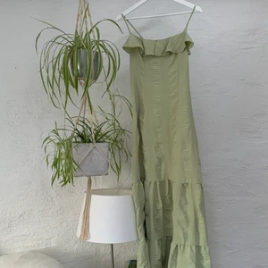 Maxi klänning - Grön maxi långklänning med volanger i strl s från Shein. Super fin trots ett billigare märke men måste sälja vidare då den var för lång (jag är 160 är man 165+ passar den perfekt). Oanvänd💚