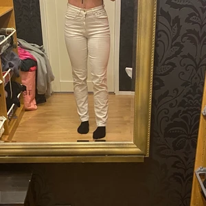 Vita jeans  - Dessa supersnygga vita jeansen har nu blivit för korta för mig. Jättebekvämt och SÅ lagom stretchigt material. Sitter perfekt. Beroende på vilken längd man vill ha dem i, men dem slutar precis över fotknölen på mig som är omkring 1.67. 