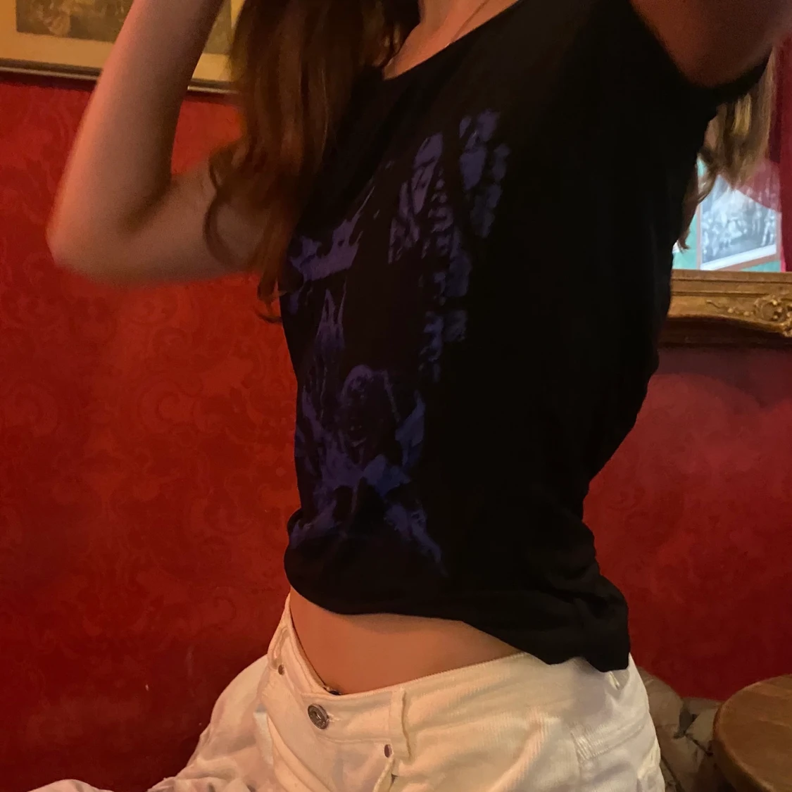 Svart tröja som är öppen i ryggen