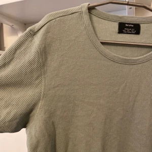 T-shirt  - Står i att det är en L men skulle säga M. 