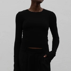 A - DSGN topp - Säljer denna snygga svarta topp från Alice Stenlöfs märke, A - DSGN, i strl XXS💓 Prislapp finns kvar, nypris 500kr