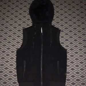 Stone island väst  - Jag säljer nu min stone island väst som jag köpte för 1 år sen. Den är självklart äkta och jag kan betala frakt om det skulle behövas om ni skulle vilja ha några fler bilder är de bara att fråga. Den är small men funakr bra för medium. Köpte den för 5000 på Farfetch.