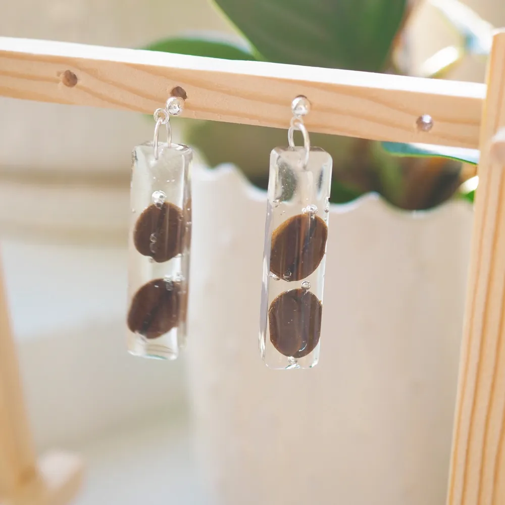 Coffee bean embed in resin earrings, super cute, will bring up your day :). . Asusteet.