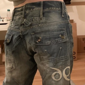 G-star raw jeans - Coola jeans med massa detaljer, sitter bra och långa i benen.