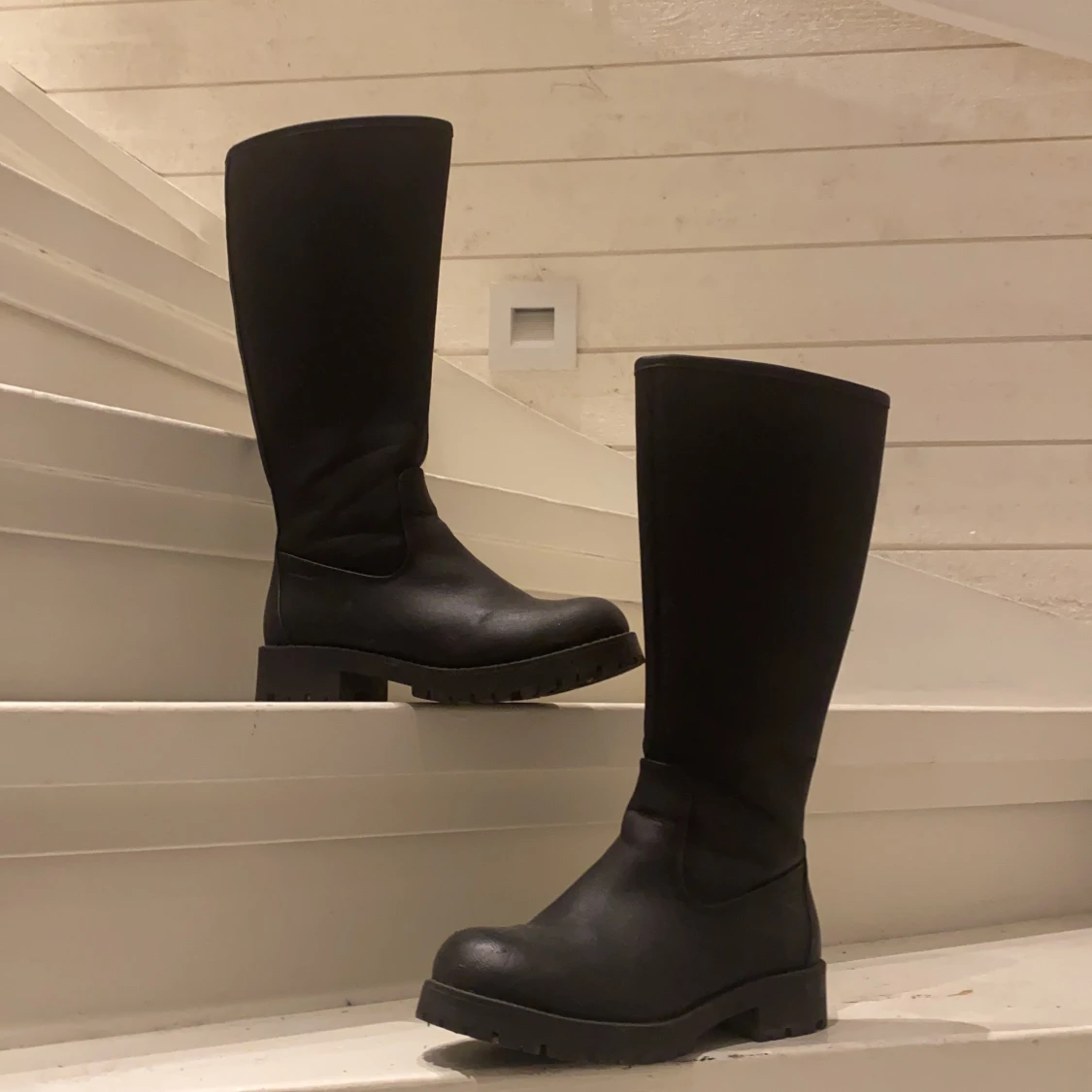Höga lågklackade stövlar, svart ,